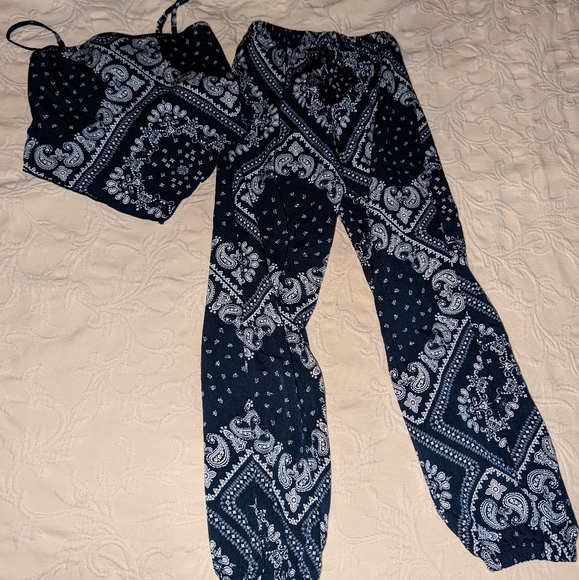 SHEIN Other - Girls Paisley Print Asymmetrical Hem Cami Top & Jogger Set